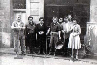Riada , quitando barro calle Alboraya, valencia octubre de 1957